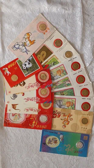 מעטפות וגלויות עם מטבעות