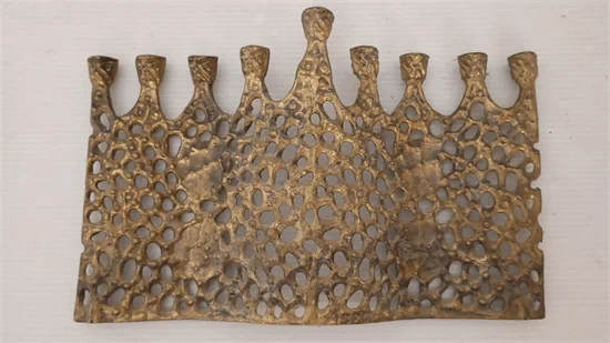 חנוכיית נחושת ישנה