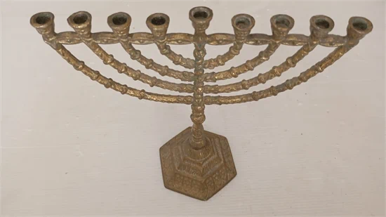 חנוכיית נחושת ישנה