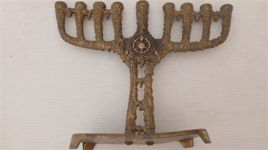 חנוכיית נחושת ישנה