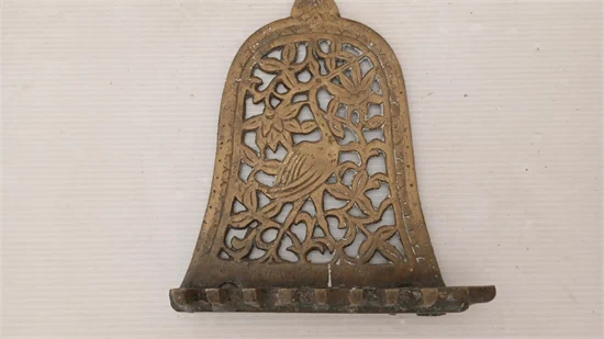 חנוכיית נחושת ישנה