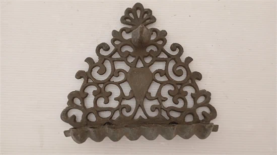 חנוכיית נחושת ישנה