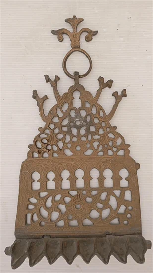 חנוכיית נחושת ישנה