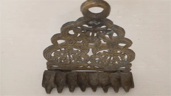 חנוכיית נחושת ישנה