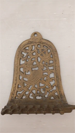 חנוכיית נחושת ישנה